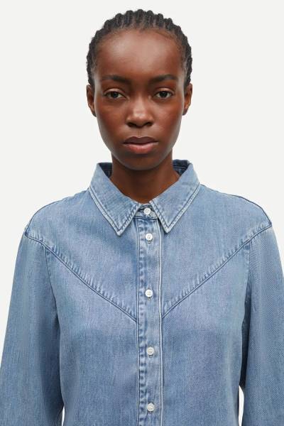 Chemise Samos bleu denim pour un esprit décontracté et matière durable chez Joséphine by Urban Chic à Dieppe