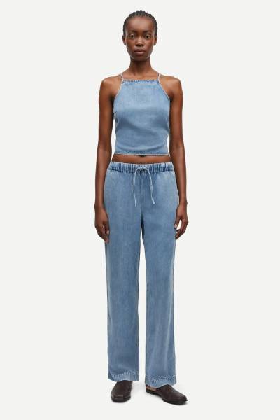 Pantalon Sahoysa bleu denim pour un style décontracté et matière écoresponsable disponible chez Joséphine by Urban Chic à Dieppe