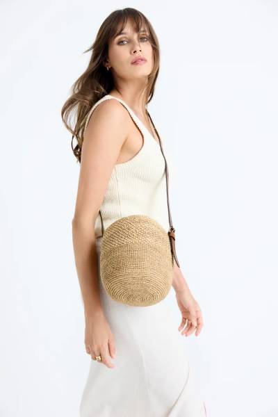 Sac seau MAIKA IBELIV Tea en raphia naturel – disponible chez Joséphine by Urban Chic à Dieppe