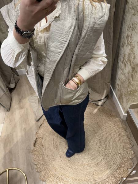 Illuminez votre garde-robe avec le Gilet Sans Manches Brooklyn Doré chez Joséphine by Urban Chic à Dieppe