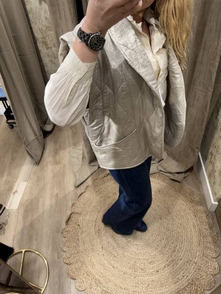Illuminez votre garde-robe avec le Gilet Sans Manches Brooklyn Doré chez Joséphine by Urban Chic à Dieppe