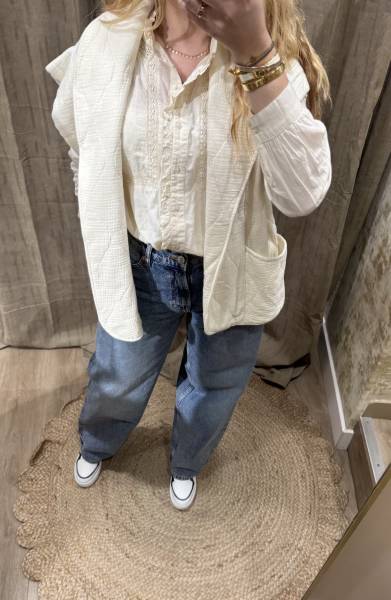 Adoptez l'élégance décontractée avec le Gilet Sans Manches Brooklyn Crème chez Joséphine by Urban Chic à Dieppe 76