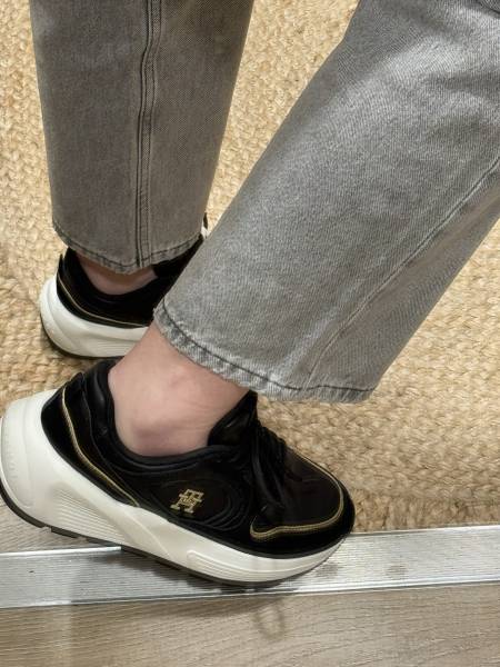 Baskets Chunky Tommy Hilfiger : Black & Gold vibes chez Joséphine by Urban Chic à Dieppe envie de booster ton look ?