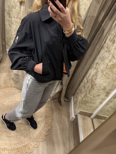 Veste Laurette Parajumpers entre fonctionnalité et style, venez la découvrir chez Joséphine by Urban Chic à Dieppe