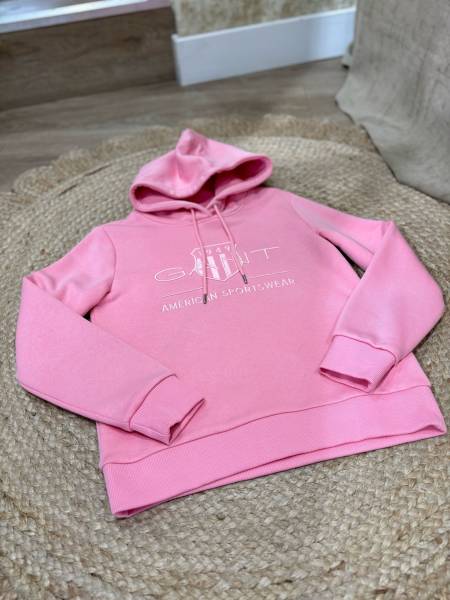 Sweat logo brodé GANT geranium pink à capuche l'indispensable le confort chic chez Joséphine by Urban Chic à Dieppe