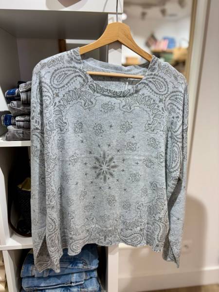 Détail motif bandana pull Edmond Adoré Paris finition artisanale qualité